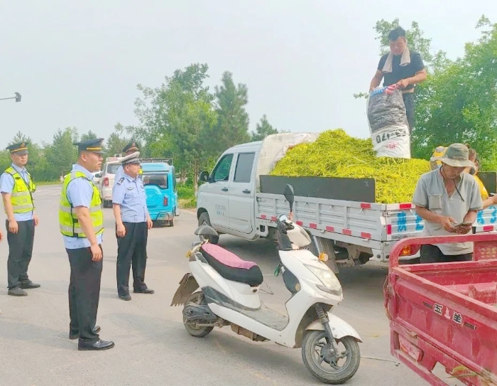 大荔交警联合交通部门对占道经营进行劝导，有效保障道路安全畅通。