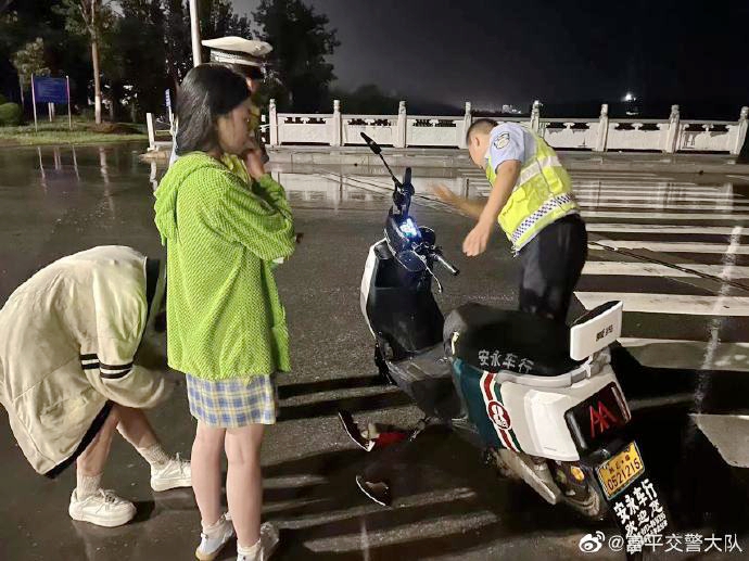 富平交警及时救助受伤学生.