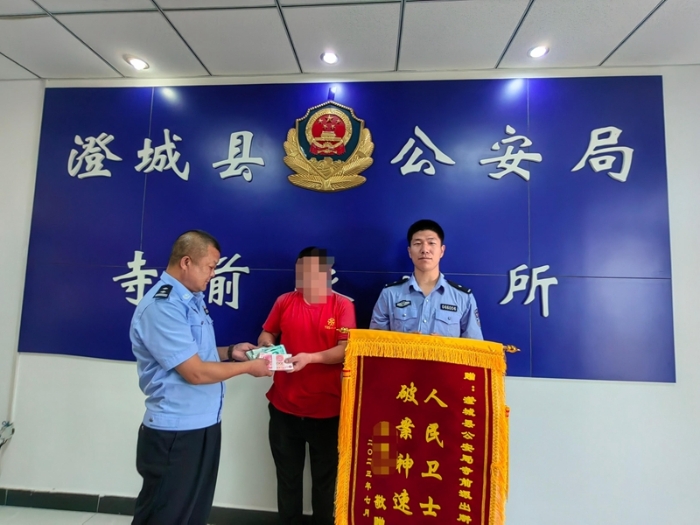澄城公安寺前派出所向受害人返还被骗资金3万元。