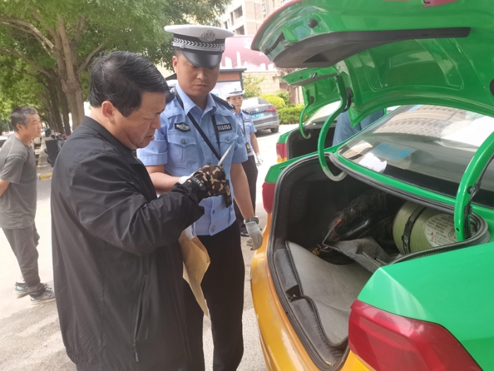 白水公安交警开展出租汽车安全运营检查。