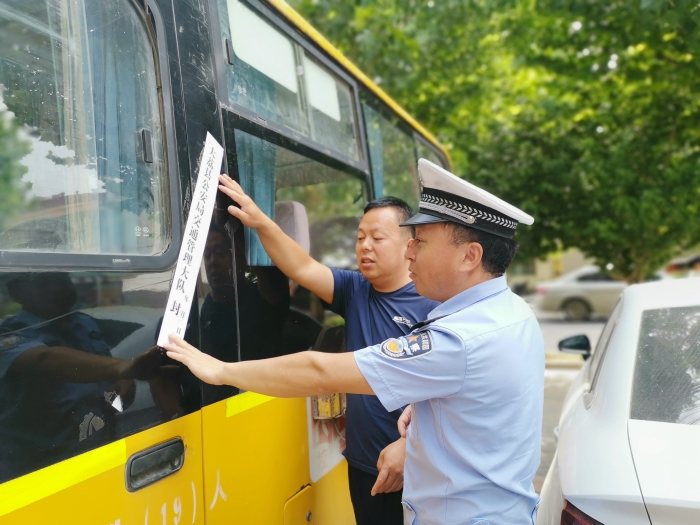 大荔公安交警对辖区校车进行安全承诺签订和统一封存。