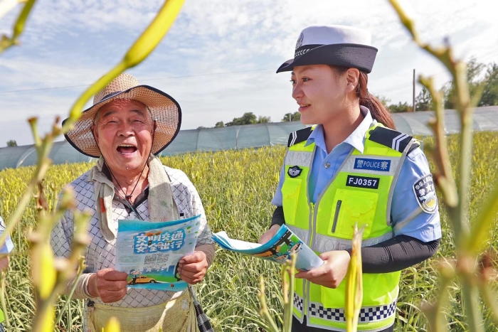 大荔公安交警深入黄花菜采摘和临时交易市场一线开展交通安全宣传活动。