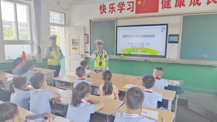 富平交警进校园开展道路交通安全宣传活动。