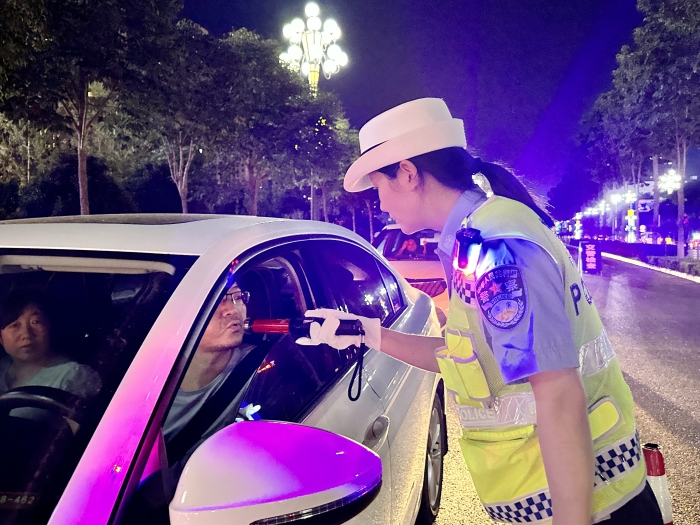 韩城交警在辖区开展夜查酒驾醉驾统一行动。