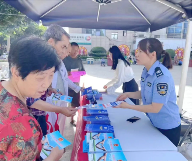 潼关县司法局法律援助中心开展“法援惠民生，助力农民工”专项宣传咨询活动。