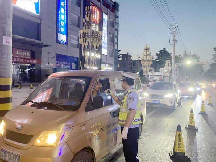 华州公安交警开展夏季交通违法夜间整治行动。