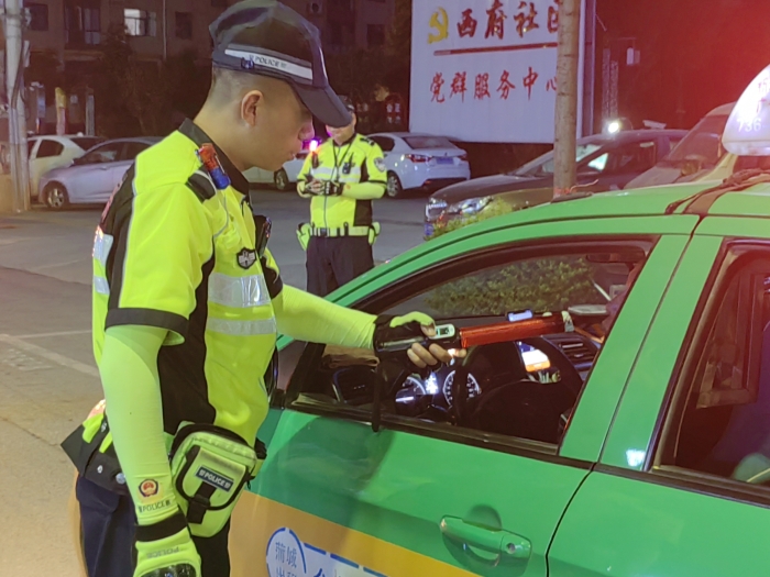 蒲城交警持续开展酒驾醉驾夜查统一行动。