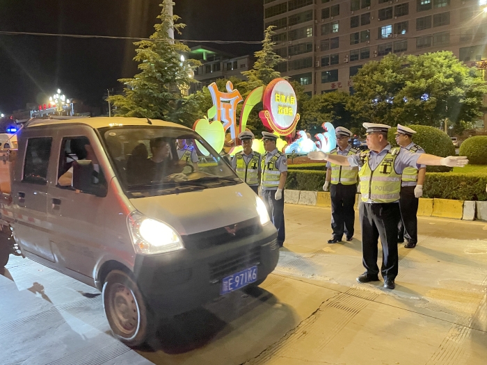 白水县公安局交通管理大队集中警力开展夏季交通安全整治周末统一行动。