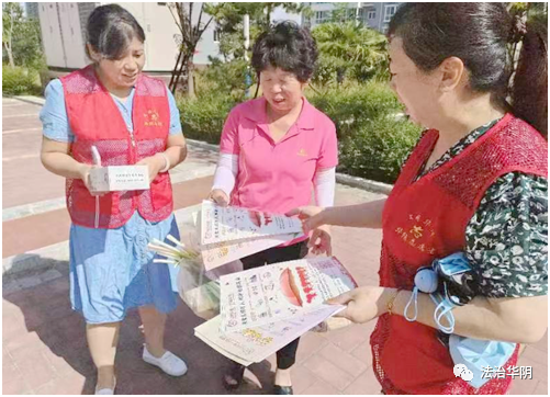 华阴市司法局开展反电信诈骗进小区法治宣传活动。