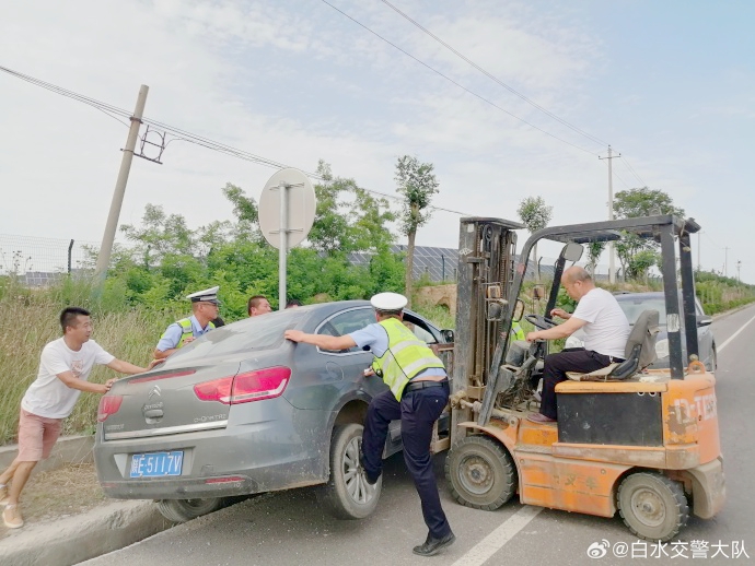 白水警民合力施救一被困车辆.