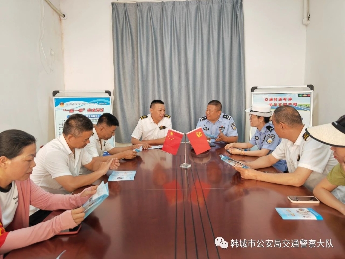 韩城市公安局交警大队新城中队宣传民警深入辖区渭运集团韩城新城汽车站开展交通安全宣传活动。
