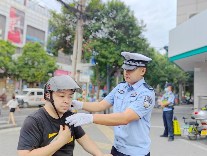 华州公安交警联合巡特警大队在辖区重点路段开展电动车交通违法行为集中整治行动。