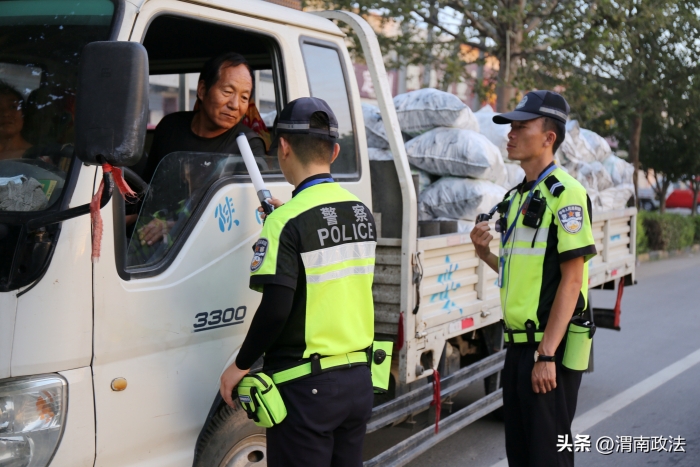 大荔交警开展“黎明行动”，重拳打击交通违法行为。