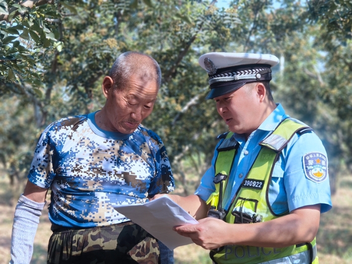 华州公安交警深入田间地头为椒农送安全。