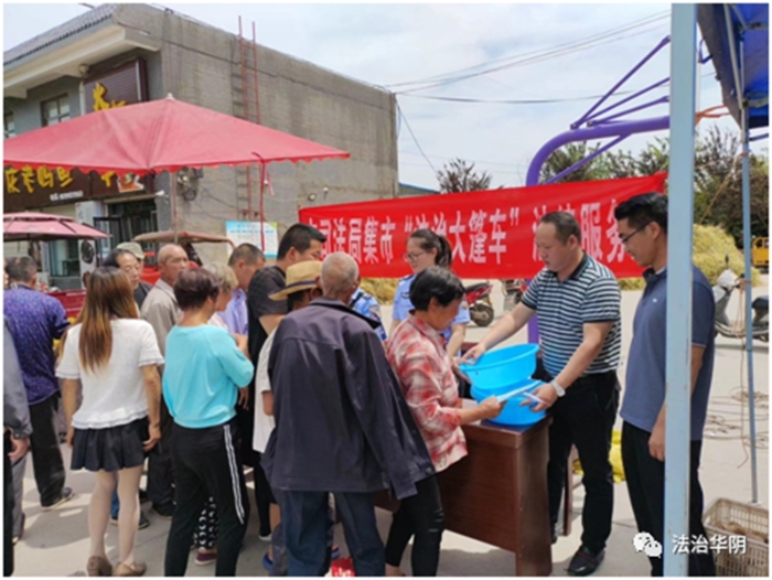 华阴市司法局孟塬司法所开展《社区矫正法》及《民法典》“法治大篷车”宣传进集市活动。