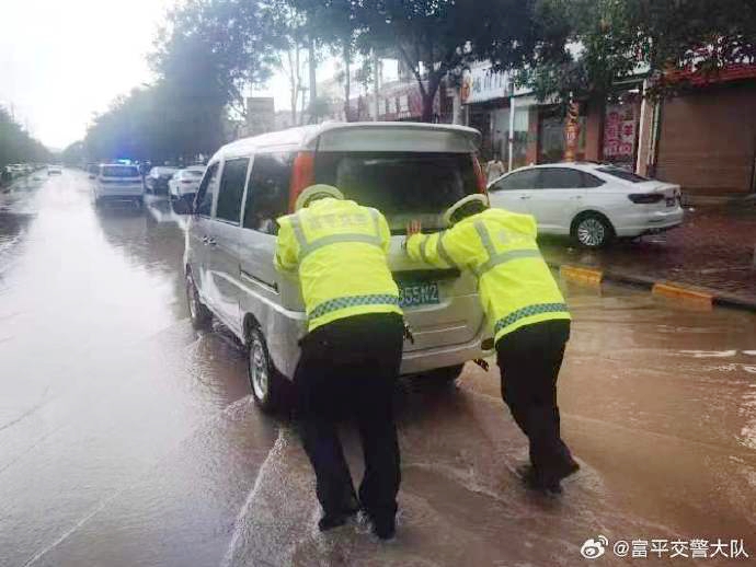 富平交警以汛为令，全力保障群众出行安全畅通。