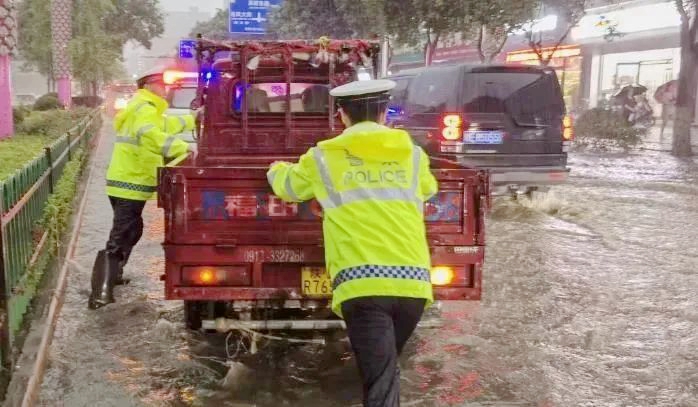 高新交警雨中坚守岗位，用实际行动守护群众出行安全。