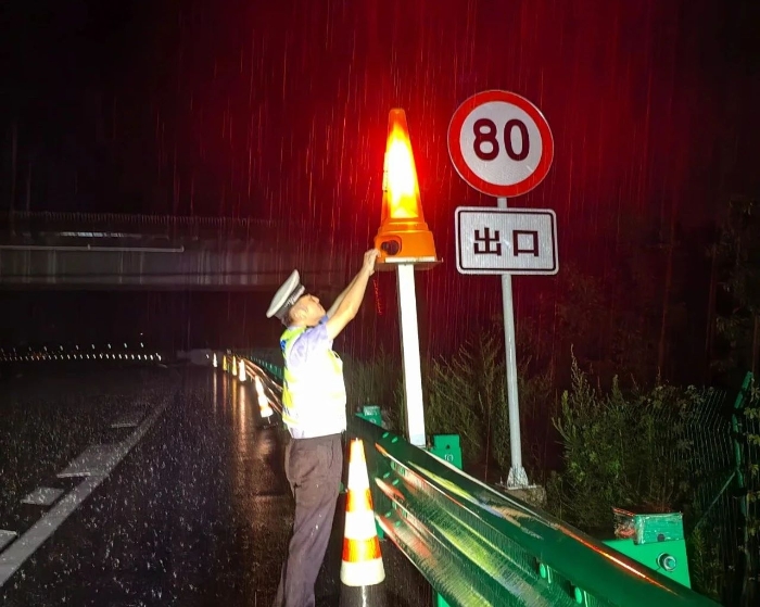 渭南高速交警以雨为令，全力以赴除隐患、保安全。