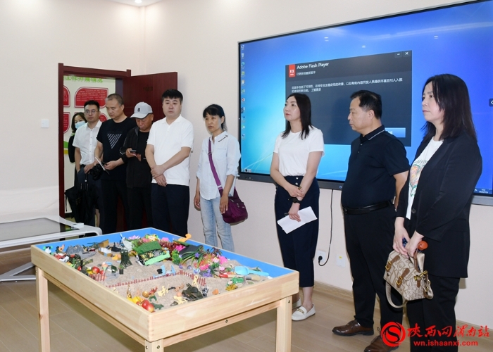 与会人员了解3D心理数字沙盘等前沿技术。记者 郝豆 摄