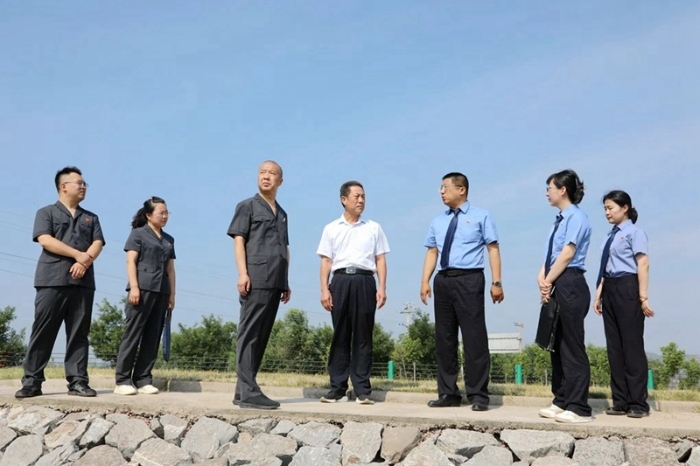 合陽法院環境資源審判團隊與合陽縣檢察院及相關執法單位回訪一起行政公益訴訟案件。
