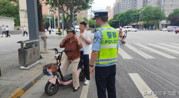 富平交警聯合志愿者開展文明交通整治行動。