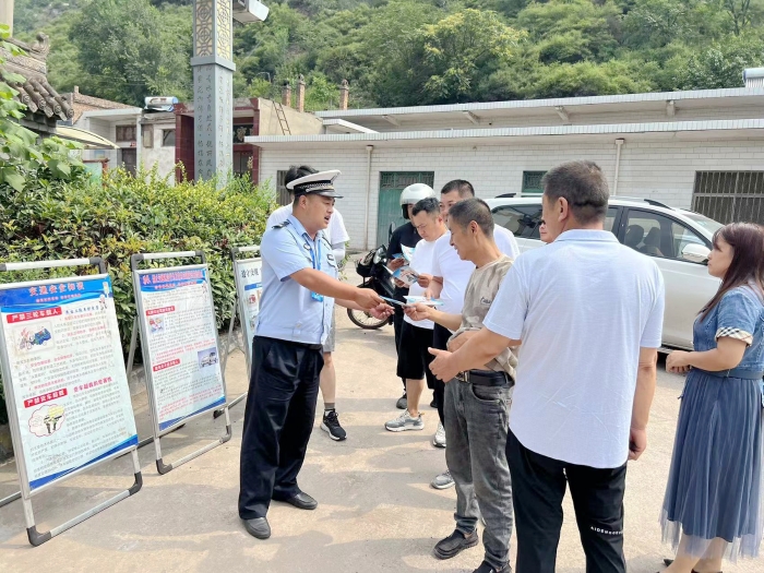 韩城市公安局交警大队在辖区开展农村“大喇叭”宣传活动。