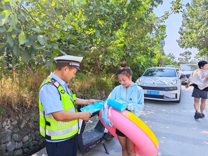 华州公安交警开展自驾游文明交通倡导宣传活动。
