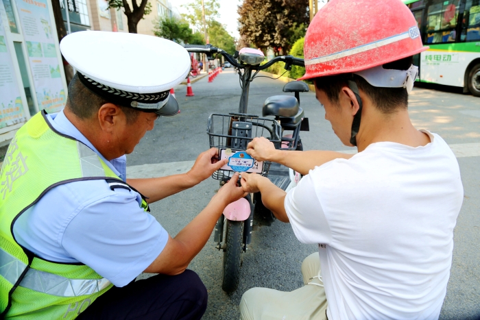 潼关交警：印制发放“一个头盔守护一个家”警示提示贴。