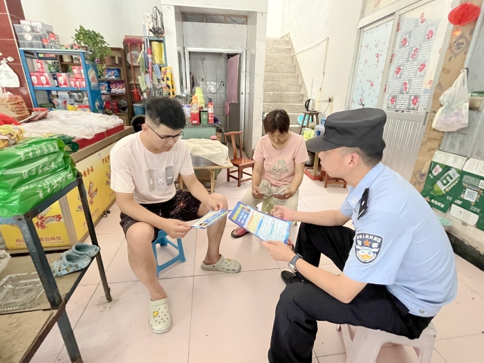富平张桥派出所开展“网络谣言打击整治”宣传活动。