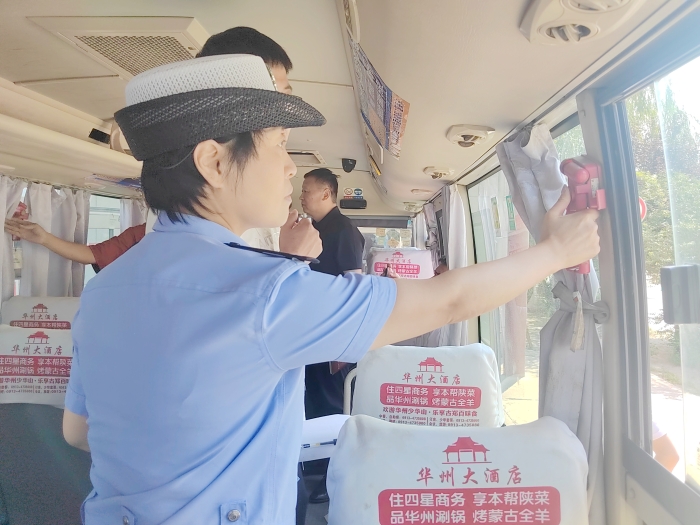 华州公安交警联合多部门开展夏季交通安全隐患大排查。