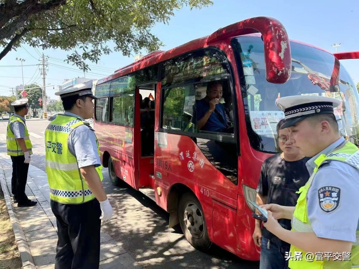 富平交警在辖区主要通行路段开展“客运车辆安全带”检查。