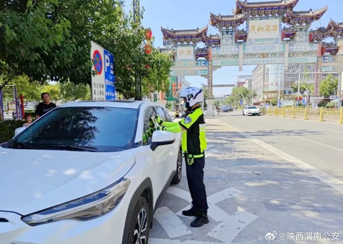 蒲城公安交管大队骑警分队对交通违法行为进行集中整治。