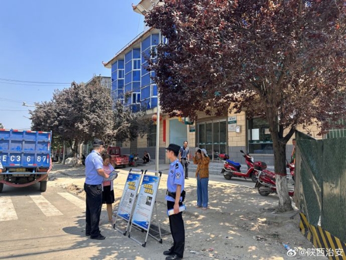 渭南富平留古派出所聯合交警中隊開展宣傳活動。