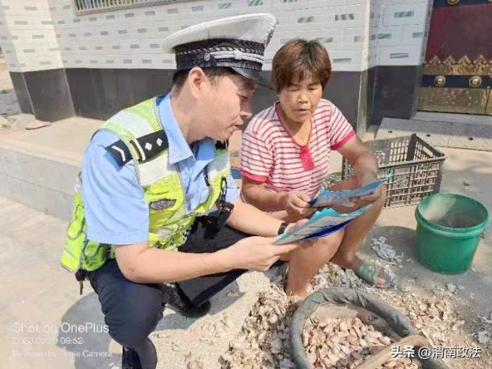 华州交警深入辖区村庄开展“一盔一带”安全宣传活动。