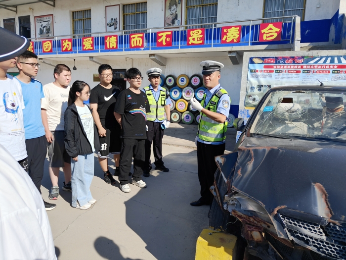 白水交警走进辖区驾校为新学员开设交通安全第一课。