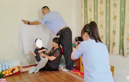 富平民警上门办证解民忧。