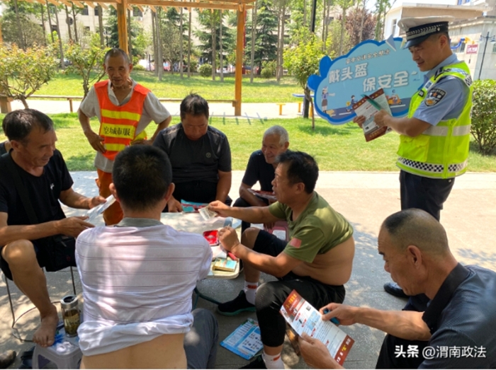 大荔公安交警走進轄區農村開展“美麗鄉村行”交通安全巡回宣傳活動。