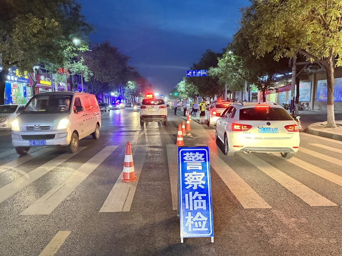 大荔公安交警在辖区开展夏季重点交通违法行为专项整治.