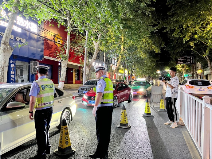 华州公安交警开展夏季夜查整治统一行动.