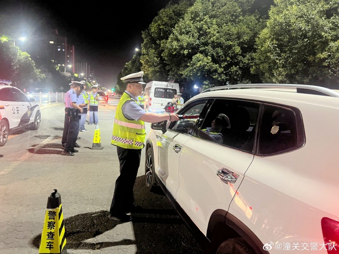 潼关交警大队开展周末夜查酒驾专项行动.
