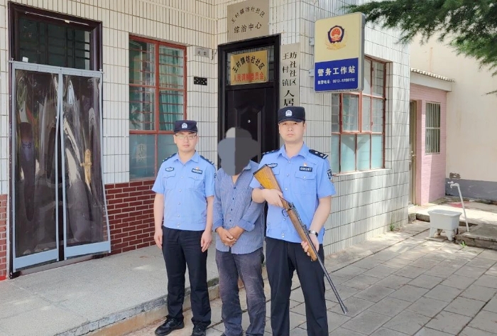 合阳公安南蔡派出所辖区居民主动向警方上交自制土猎枪一把。