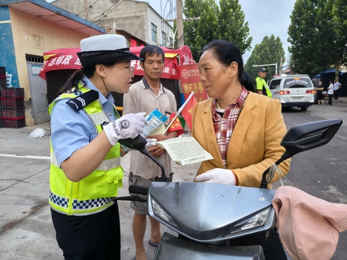 大荔公安交警聯合交通文明志愿者走上街頭開展文明交通勸導活動。