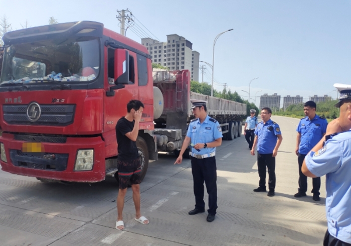 華州公安交警重拳出擊開展渣土車專項整治。