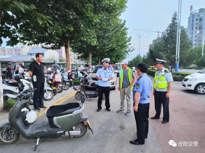 合陽交警開展九龍夜市周邊機動車、非機動車亂停亂放交通違法行為整治工作。