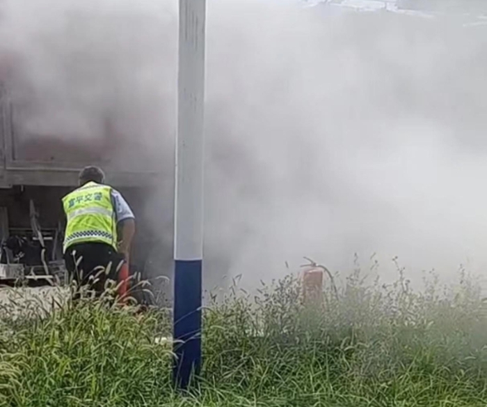 大貨車輪胎起火，富平交警變身“消防員”滅火。