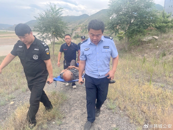 韩城警民携手救助受伤老人。