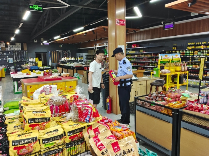 澄城公安组织警力深入辖区开展消防安全检查。