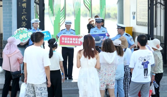 合阳交警走进洽川旅游景区开展“游洽川 平安行”暨美丽乡村行主题宣讲活动。