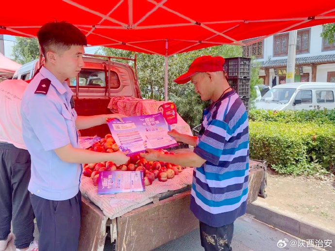 韩城公安进集市开展反诈宣传进。