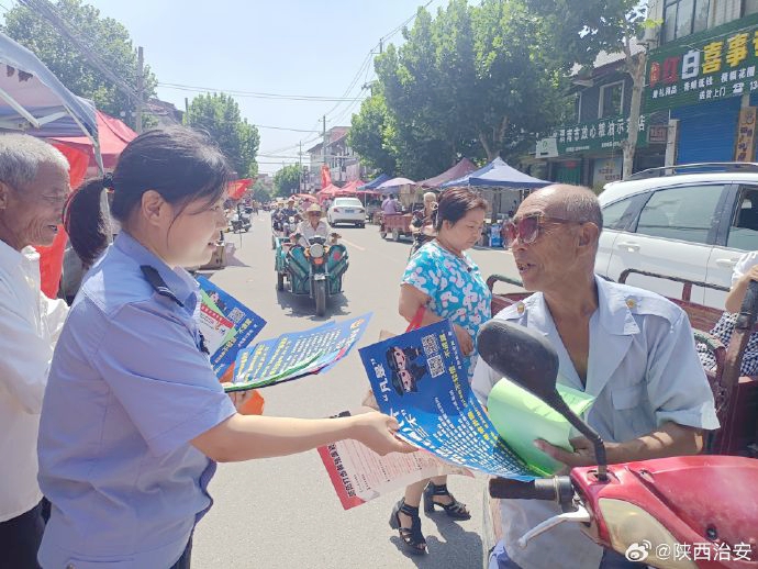 合阳黑池派出所组织民警深入辖区开展普法宣传活动。